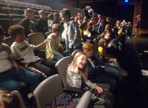 Klasy II na spektaklu „ Wojnokraka”.