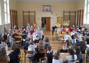 dzieci siedzą na sali na uroczystości dnia języka
