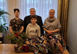 Paczka świąteczna - akcja Samorządu Uczniowskiego