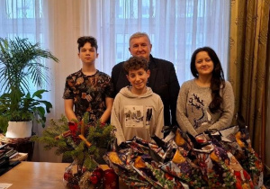 Paczka świąteczna - akcja Samorządu Uczniowskiego
