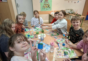 uczniowie robią stroiki