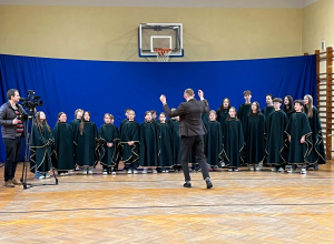 chór szkolny w telewizji TOYA