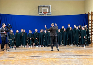 chór szkolny w telewizji TOYA