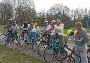 klasa 5b w miasteczku ruchu drogowego