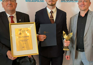 Dyrygent Piotr Mytkowski odebrał w Poznaniu dwie wspaniałe nagrody w plebiscycie "Osobowość Roku 2025"