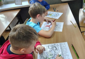 uczniowie wykonują prace plastyczne